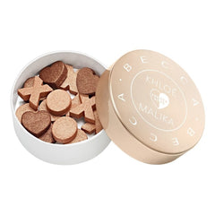 BECCA- Illuminateur Becca x Khloé Kardashian & Malika Haqq Glow Letters Sweethearts